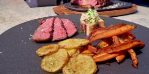 Beitragsbild des Blogbeitrags Prime Rib Steak mit Markknochenbutter & glasierten Karotten 