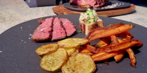 Beitragsbild des Blogbeitrags Prime Rib Steak mit Markknochenbutter & glasierten Karotten
