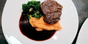 Beitragsbild des Blogbeitrags Filetsteak mit Süsskartoffelpüree & Aroniasauce