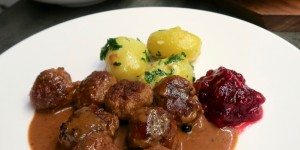 Beitragsbild des Blogbeitrags Köttbullar mit dunkler Sauce & Preiselbeeren 