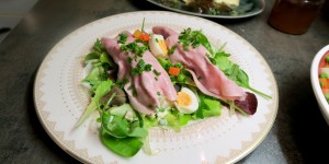 Beitragsbild des Blogbeitrags Schinkenrollen auf Blattsalat 