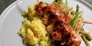 Beitragsbild des Blogbeitrags Hühnerspieß Teriyaki mit Wokgemüse & gelbem Reis 
