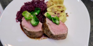 Beitragsbild des Blogbeitrags Kalbsfilet mit Wickelknödeln, Rotkraut & Portweinsauce 