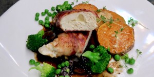 Beitragsbild des Blogbeitrags Huhn im Speckmantel, Balsamico-Kirschsauce & Süsskartoffeln mit Parmesankruste