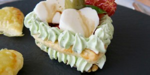 Beitragsbild des Blogbeitrags Caprese im Blätterteigherz mit Basilikumcreme