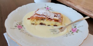 Beitragsbild des Blogbeitrags Topfenstrudel mit Vanillesauce