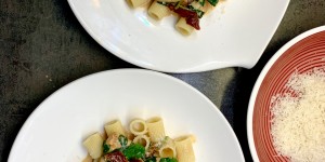 Beitragsbild des Blogbeitrags Huhn in Parmesansauce mit Blattspinat
