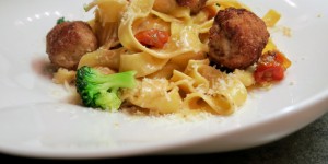 Beitragsbild des Blogbeitrags Cremige Pappardelle mit Fleischbällchen