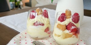 Beitragsbild des Blogbeitrags Kokostiramisu mit Himbeeren & Erdbeeren