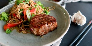 Beitragsbild des Blogbeitrags Filetsteak mit gebratenen Asianudeln & Wokgemüse