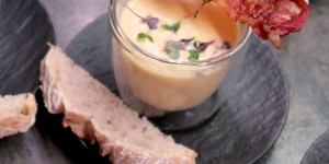 Beitragsbild des Blogbeitrags Käse-Biersuppe mit knusprigem Speck