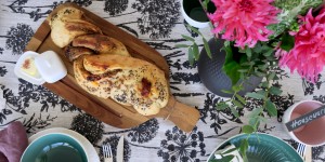 Beitragsbild des Blogbeitrags Partybrot mit Tomaten, Sonnenblumenkernen & Kürbiskernpesto