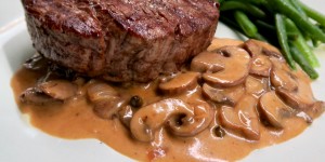 Beitragsbild des Blogbeitrags Rinderfilet mit Champignon-Pfeffersauce & Fisolen 