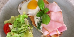 Beitragsbild des Blogbeitrags Pfannenbrot mit Schinken, Dillsauce & Spiegelei 