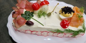 Beitragsbild des Blogbeitrags Brottorte mit Schinken, Lachs & gefüllten Eiern