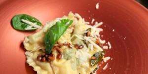 Beitragsbild des Blogbeitrags Ravioli mit Spinat, Salbeibutter & Pinienkernen