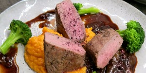 Beitragsbild des Blogbeitrags Lammfilet mit Süsskartoffelpüree & Preiselbeersauce 