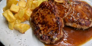 Beitragsbild des Blogbeitrags Kalbsbutterschnitzel mit Püree & Röstzwiebeln