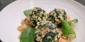 Beitragsbild des Blogbeitrags Spinatknödel mit Champignonsauce 