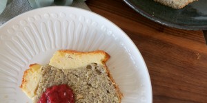 Beitragsbild des Blogbeitrags Zitronen-Mohnkuchen mit Topfenhaube 