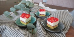 Beitragsbild des Blogbeitrags Erdbeer-Topfenschnitte 