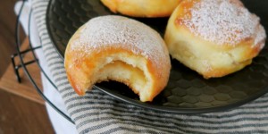 Beitragsbild des Blogbeitrags Topfenkrapfen mit Marillenmarmelade