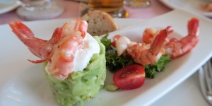 Beitragsbild des Blogbeitrags Avocado-Grüner Apfel-Tatar mit Garnelen