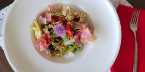 Beitragsbild des Blogbeitrags Nudelsalat mit grünem Spargel & Antipasti