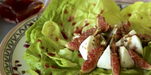 Beitragsbild des Blogbeitrags Mozzarella mit Feigen & Himbeerdressing 