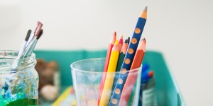 Beitragsbild des Blogbeitrags Kinderkunst und Basteleien aufbewahren oder wegwerfen? 