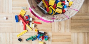 Beitragsbild des Blogbeitrags Kleinteiliges Spielzeug und warum Altersrichtlinien sinnvoll sind 