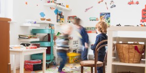 Beitragsbild des Blogbeitrags Für immer Ordnung im Kinderzimmer? Oder was wir wirklich erreichen können