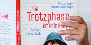 Beitragsbild des Blogbeitrags Warum die Trotzphase so wichtig ist & ein Buchtipp, um sie gut zu überstehen: „Die Trotzphase ist kein Ponyhof“