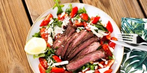 Beitragsbild des Blogbeitrags Let´s cook: Steakstreifen auf Rucola Salat