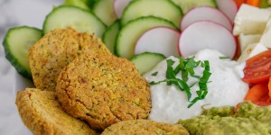 Beitragsbild des Blogbeitrags Falafel Bowl mit Joghurt-Sauerrahmdip 