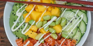 Beitragsbild des Blogbeitrags Poké Bowl mit Lachs