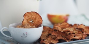 Beitragsbild des Blogbeitrags Knusprige Apfelchips mit cremigem Erdnussbutter-Dip