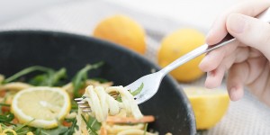 Beitragsbild des Blogbeitrags Selbstgemachte Linguine mit Karotten-Zitronen-Sugo 