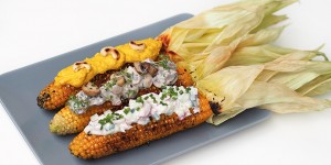 Beitragsbild des Blogbeitrags Gegrillter Kukuruz – Maiskolben mit drei veganen Toppings 