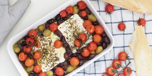 Beitragsbild des Blogbeitrags Gebackener Feta mit Cocktail-Tomaten und Oliven (vegetarisch) 