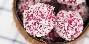 Beitragsbild des Blogbeitrags Vegane Energy Balls mit Kokos & Rote Beete