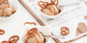 Beitragsbild des Blogbeitrags Veganes Erdnussbutter – Eis mit Salzbrezel und Karamellsauce 