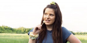 Beitragsbild des Blogbeitrags Srunchie DIY – So nähst du das beliebte Haargummi aus den 90ern