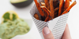 Beitragsbild des Blogbeitrags Knusprige Süßkartoffel-Pommes mit Avocado-Koriander-Dip