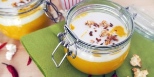 Beitragsbild des Blogbeitrags Mango-Karotten-Suppe mit Kokosschaum und Chilipopcorn