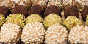 Beitragsbild des Blogbeitrags 11 leckere gesunde Pralinen und Energiekugel Rezepte
