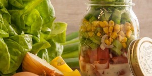 Beitragsbild des Blogbeitrags Salat im Glas: Einfache und leckere Rezepte für unterwegs