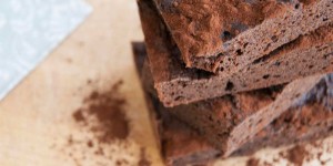 Beitragsbild des Blogbeitrags 2x saftiges Protein Brownies Rezept mit Bohnen und Apfelmus
