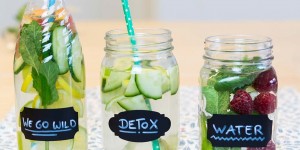 Beitragsbild des Blogbeitrags 7 geniale Rezepte für selbstgemachtes Detox-Wasser 