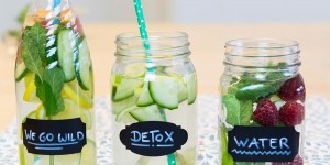 Beitragsbild des Blogbeitrags 7 geniale Rezepte für selbstgemachtes Detox-Wasser